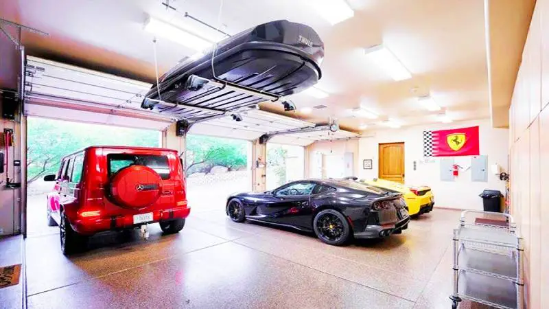 How many square feet is a 3 car garage